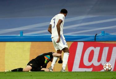 Nicolò Barella đánh hậu vệ Eder Militão ở trận Real Madrid 2-0 Inter Milan nên bị truất quyền thi đấu