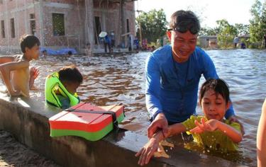 Đoàn thanh niên huyện Hải Lăng phối hợp với Tổ chức phi chính phủ World Vision Việt Nam tổ chức lớp học bơi dành cho trẻ khuyết tật trên địa bàn tỉnh Quảng Trị để các em có thể tự bảo vệ bản thân trong trường hợp cần thiết.