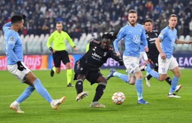 Moise Kean trong pha dứt điểm chệch cột dọc đầu trận Juventus thắng Malmo tại Torino hôm 8/12.