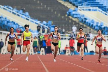 Lê Tú Chinh (số 103) trong phần thi chung kết 100m tại Mỹ Đình chiều 9/12.