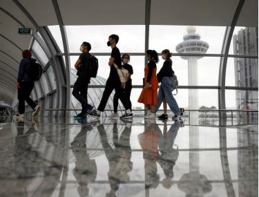 Hành khách tại sân bay Changi của Singapore.