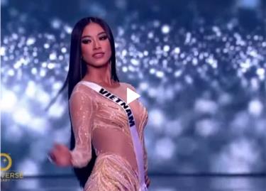 Kim Duyên thi trang phục dạ hội bán kết Miss Universe.