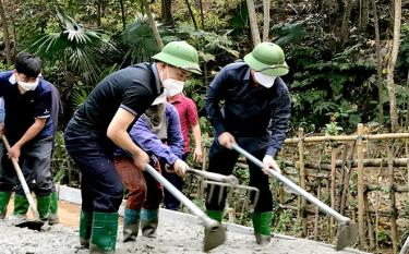 Phó Chủ tịch  UBND tỉnh Ngô Hạnh Phúc và lãnh đạo huyện Yên Bình cùng nhân dân thôn Khuân Đát làm đường giao thông nông thôn.