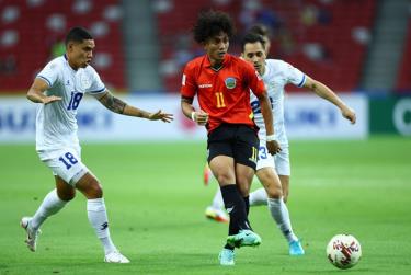 Timor Leste (áo đỏ) trở thành đội bóng đầu tiên bị loại tại AFF Cup 2020.