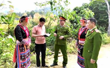 Công an xã Ngòi A tuyên truyền, vận động người dân chấp hành chính sách pháp luật, tích cực phòng chống tội phạm.