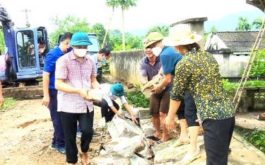 Lãnh đạo huyện Văn Yên tham gia lao động 