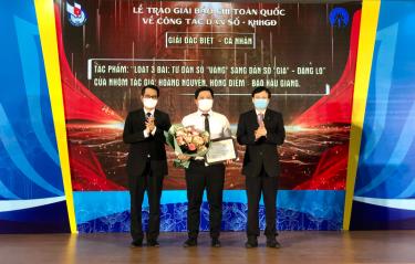 Ban tổ chức tdafabet khuyến mãio giải Đặc biệt cho nhóm tác giả Báo Hậu Giang.