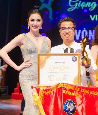 Nguyễn Anh Toàn - Quán quân Giọng ca vàng Bolero dafabet khuyến mãi Nam 2021 và MC Kim Huyền Sâm.
