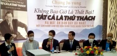 Ông Jeong Hoe Huh (thứ 3 từ trái) phát biểu về những bài học từ chủ tịch Hyundai Chung Ju Yung