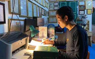 Teacher Le Van Cuong always strives to find new methods to teach History.
