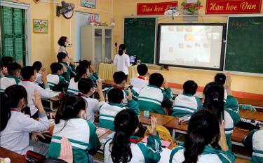 Teacher and students of 6B Class at the Quang Trung Secondary School join the “borderless” class.