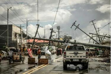 Khung cảnh tan hoang khó tin sau khi bão Rai đổ bộ vào Philippines ngày 16-12.