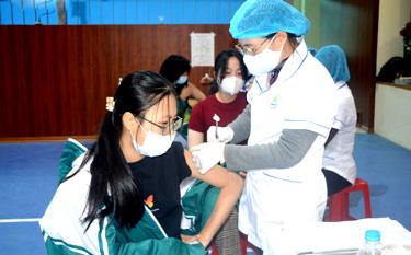 Học sinh Trường THPT Nguyễn Huệ tiêm vắc-xin phòng Covid-19. (Ảnh: minh họa)