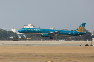 Máy bay hoạt động tại sân bay Tân Sơn Nhất, tháng 1/2021.