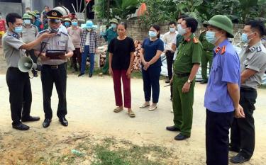 Một buổi cưỡng chế thi hành án của cán bộ Chi cục Thi hành án huyện Yên Bình.