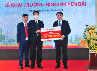 HDBank trao tặng tỉnh Yên Bái kinh phí xây dựng 2 căn nhà tình thương.
