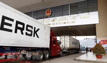 Các xe container chở hàng hóa xuất khẩu sang Trung Quốc tại Cửa khẩu quốc tế đường bộ số 2 Kim Thành, Lào Cai.