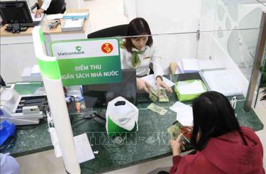 Người dân nộp thuế tại điểm thu Ngân hàng Vietcombank chi nhánh TP Cần Thơ. Ảnh tư liệu: Vũ Sinh/TTXVN