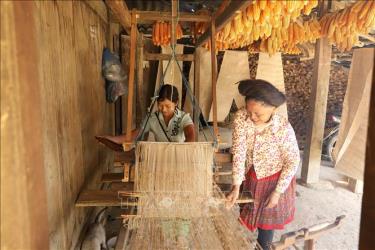 Truyền nghề dệt vải thổ cẩm là phong tục bắt buộc của người phụ nữ Mông trưởng thành đối với người trẻ.