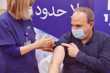 Một người tiêm mũi vaccine Covid-19 thứ 4 tại trung tâm y tế Sheba, Israel ngày 27/12