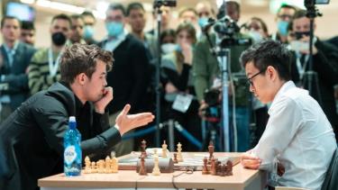 Carlsen bắt tay xin thua Abdusattorov ở ván 10 giải cờ nhanh thế giới tối 28/12 tại Warsaw, Ba Lan.