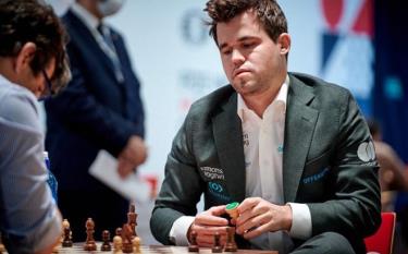 Carlsen (phải) thi đấu không thành công ở ngày đầu cờ chớp thế giới tối 29/12 tại Ba Lan.