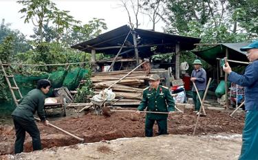 Các cựu thanh niên xung phong thị xã Nghĩa Lộ giúp đỡ vợ chồng bà O, ông Yêu đào móng xây nhà.