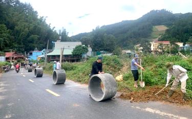 Cán bộ, công chức thị trấn Mù Cang Chải tham gia “Ngày cuối tuần cùng dân” làm đường hoa Bản Thái, tổ dân phố số 5.