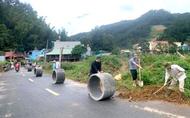 Cán bộ, công chức thị trấn Mù Cang Chải tham gia “Ngày cuối tuần cùng dân” làm đường hoa Bản Thái, tổ dân phố số 5.