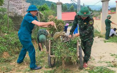 Lực lượng vũ trang huyện Yên Bình giúp đỡ người dân dọn dẹp vệ sinh môi trường.