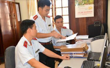 Lãnh đạo Cơ quan Kiểm tra - Thanh tra huyện Văn Yên trao đổi nghiệp vụ chuyên môn với cán bộ trong cơ quan.