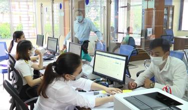 Thực hành tiết kiệm, chống lãng phí cần được tiến hành đồng bộ với hoạt động cải cách hành chính. Ảnh: Người dân đến giao dịch tại Bộ phận Phục vụ hành chính công huyện Trấn Yên (Ảnh: Hùng Cường)