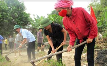 Đồng chí Hoàng Thị Vĩnh - Ủy viên Ban Thường vụ, Trưởng ban Ban Dân vận Tỉnh ủy (nguyên Bí thư Thị ủy Nghĩa Lộ) cùng lãnh đạo và nhân dân thôn Đêu II, xã Nghĩa An trong “Ngày thứ Bảy cùng dân”.