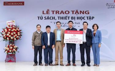 Đại diện Agribank Bắc download tải m88 vin trao biểu trưng phần quà tặng thầy và trò Trường phổ thông Dân tộc bán trú TH&THCS Châu Quế Thượng