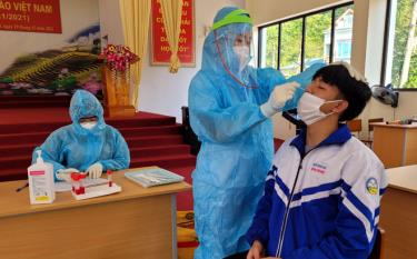 Lấy mẫu xét nghiệm sàng lọc Covid-19 cho học sinh Trường Phổ thông Dân tộc nội trú THPT tỉnh. Ảnh: Minh Huyền
