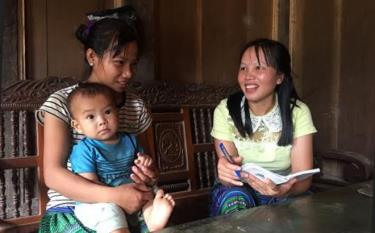 Population staff in Hong Ca commune, Tran Yen district, popularises family planning methods for women of childbearing age.