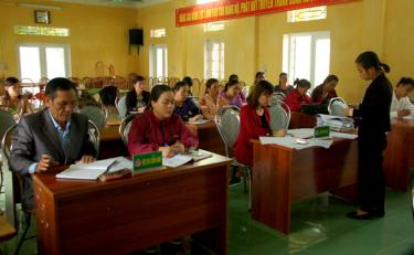 Ngân hàng Chính sách xã hội huyện Yên Bình trao đổi kinh nghiệm với các tổ chức chính trị xã hội ở Mông Sơn trong thực hiện ủy thác vay vốn.