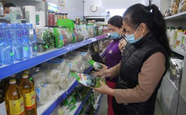 Người tiêu dùng mua sắm tại điểm bán hàng Việt Nam, số 58, đường Nguyễn Văn Cừ, thành phố Yên Bái.