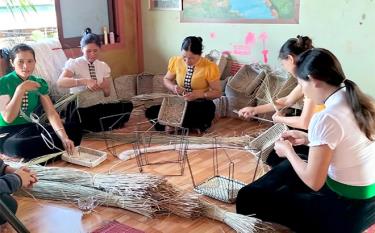 Mô hình Tổ hợp tác mây tre, song đan của chị em Chi hội bản Tân.