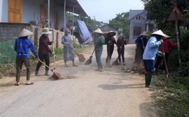 Hội Liên hiệp Phụ nữ xã Tân Hợp vệ sinh đường làng ngõ xóm tạo cảnh quan sạch đẹp.