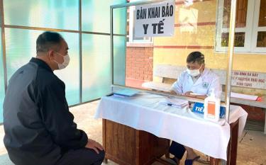 Người dân tới khai báo y tế và lấy mẫu xét nghiệm Covid-19 tại Trạm Y tế phường Nguyễn Thái Học, thành phố Yên Bái.