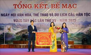 Lãnh đạo Sở Văn hóa, Thể thao và Du lịch tỉnh Phú Thọ (bên phải) trao cờ đăng cai cho đại diện tỉnh Yên Bái.