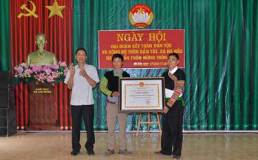 Lãnh đạo huyện Văn Yên trao Quyết định của Chủ tịch UBND huyện Văn Yên công nhận thôn Bản Tát, xã Nà Hẩu đạt chuẩn thôn nông thôn mới năm 2022.