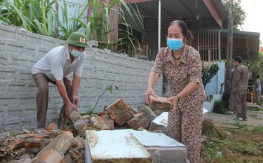 Người dân trên tuyến đường nối quốc lộ 37 với đường cao tốc Nội Bài - Lào Cai (IC15) thuộc địa phận huyện Văn Yên tự nguyện phá dỡ công trình bàn giao mặt bằng cho đơn vị thi công. (ẢNh: Thu Trang)