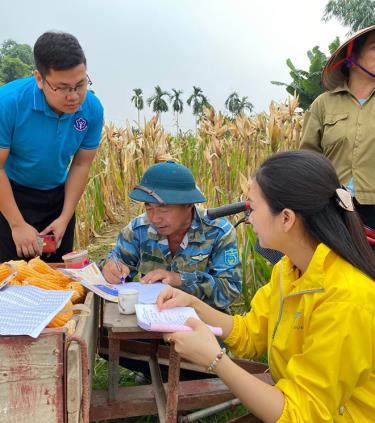 Cán bộ BHXH tỉnh tuyên truyền, vận động người dân tham gia BHXH tự nguyện.