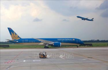 Máy bay của hãng hàng không Vietnam Airlines cất và hạ cánh tại sân bay Tân Sơn Nhất.