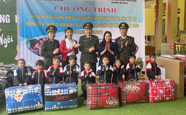 Đoàn công tác tặng quà tổng giá trị trên 40 triệu đồng cho cô và trò trường Mầm non Mỏ Vàng, huyện Văn Yên, tỉnh Yên Bái.