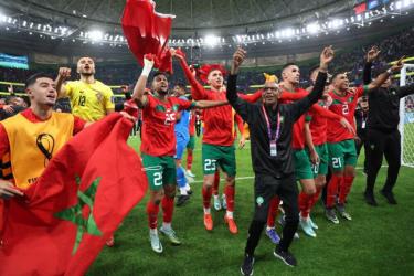 Cầu thủ và ban huấn luyện Ma Rốc ăn mừng tấm vé vào bán kết World Cup 2022