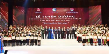 Chủ tịch Ủy ban Trung ương MTTQ Việt Nam Đỗ Văn Chiến; Bộ trưởng, Chủ nhiệm Ủy ban Dân tộc Hầu A Lềnh trao tặng Bằng khen cho các em học sinh, sinh viên, thanh niên dân tộc thiểu số.
