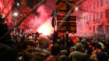 Cổ động viên Maroc ăn mừng tại trung tâm thủ đô Paris.